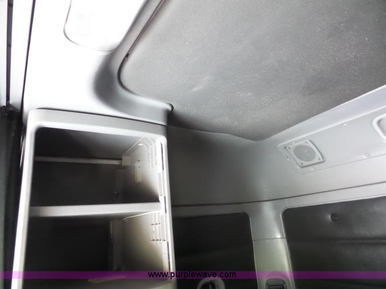 image for item L2877 2005 Freightliner Columbia semi truck