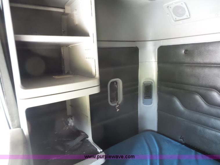 image for item L2877 2005 Freightliner Columbia semi truck