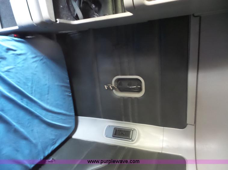 image for item L2877 2005 Freightliner Columbia semi truck