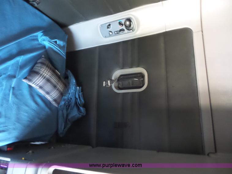 image for item L2877 2005 Freightliner Columbia semi truck