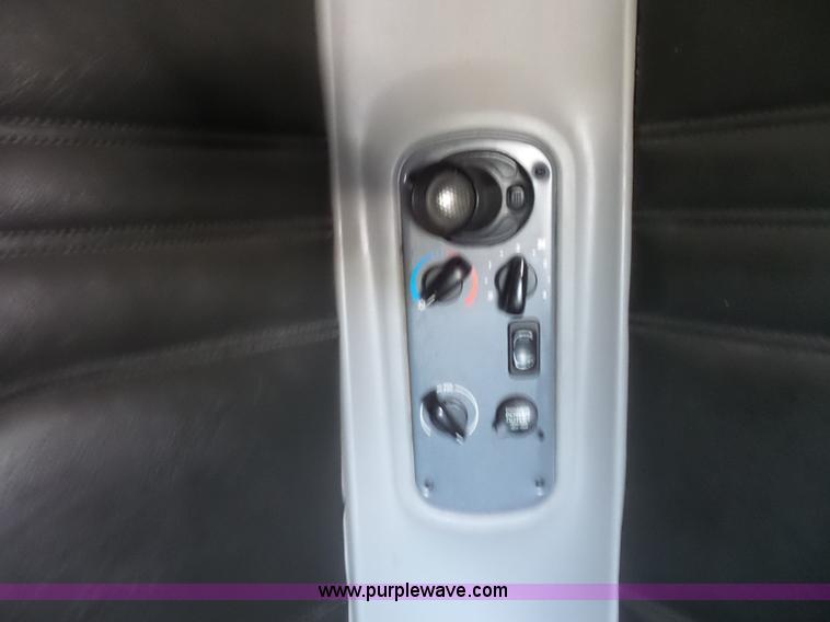 image for item L2877 2005 Freightliner Columbia semi truck