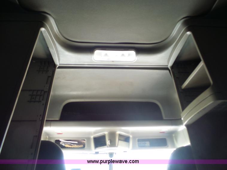 image for item L2877 2005 Freightliner Columbia semi truck