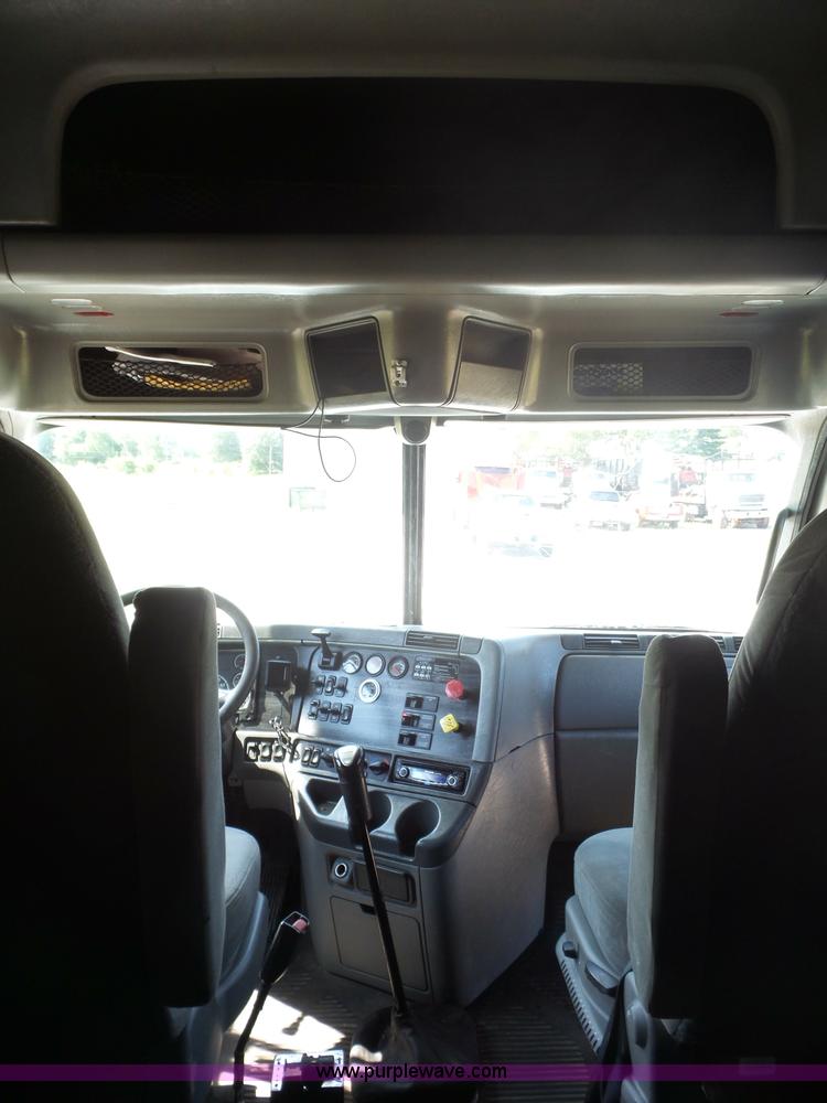 image for item L2877 2005 Freightliner Columbia semi truck