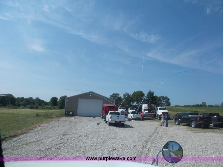 image for item L2877 2005 Freightliner Columbia semi truck