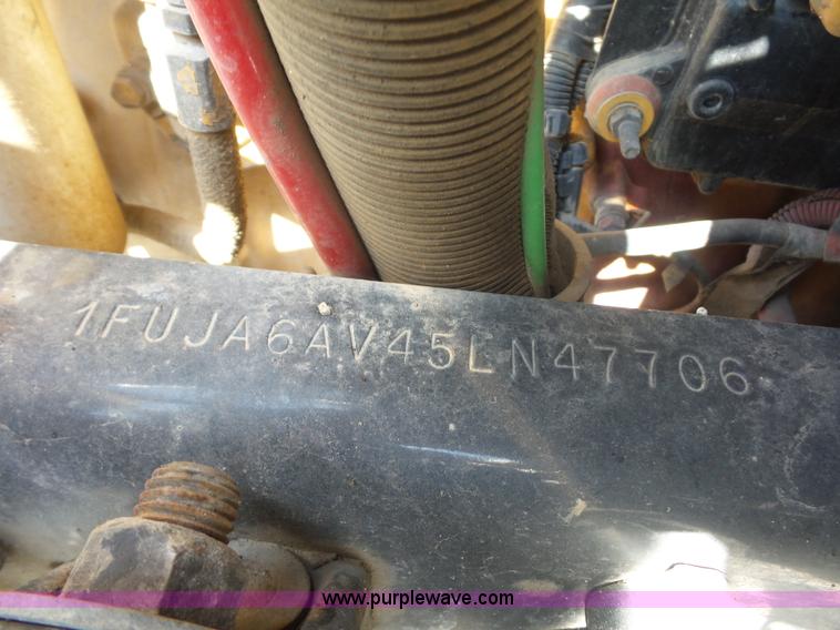 image for item L2877 2005 Freightliner Columbia semi truck