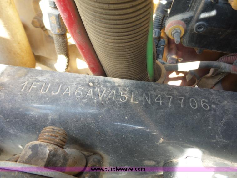 image for item L2877 2005 Freightliner Columbia semi truck