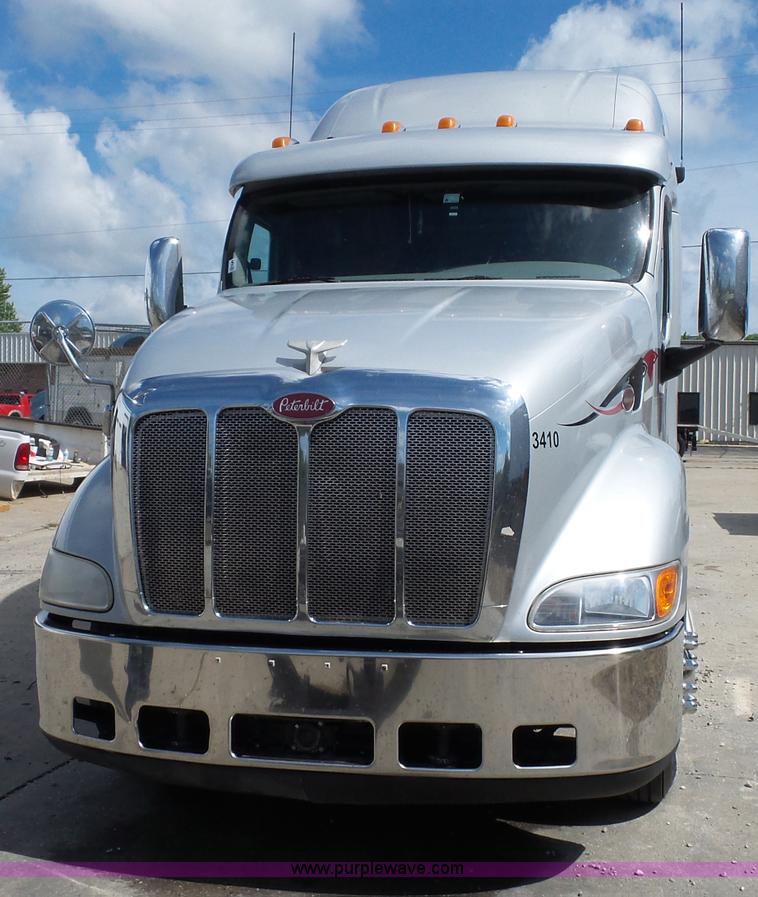 image for item L2884 2010 Peterbilt 387 semi truck
