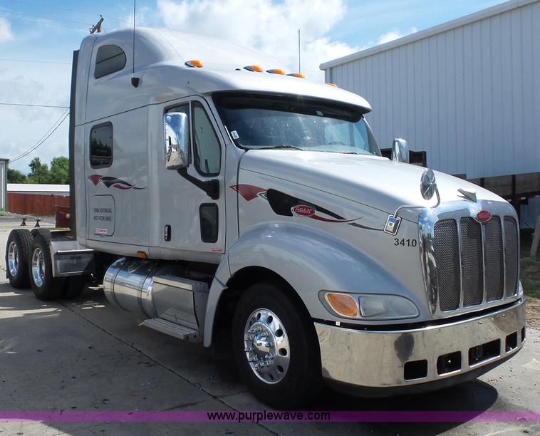 image for item L2884 2010 Peterbilt 387 semi truck