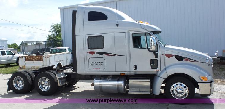 image for item L2884 2010 Peterbilt 387 semi truck