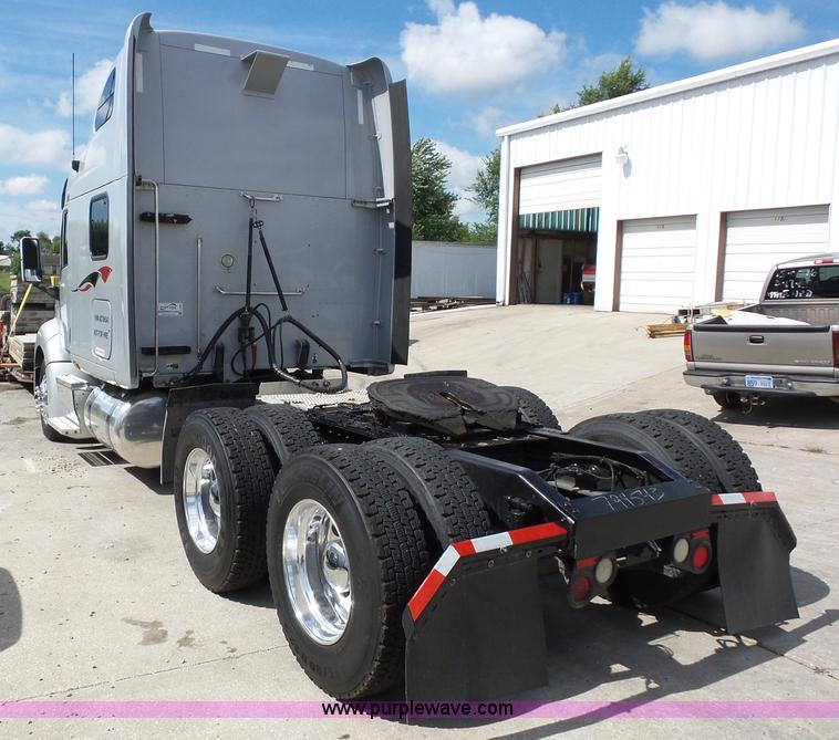image for item L2884 2010 Peterbilt 387 semi truck