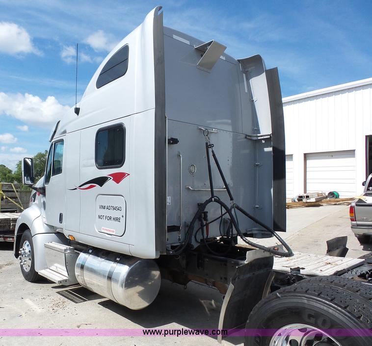 image for item L2884 2010 Peterbilt 387 semi truck