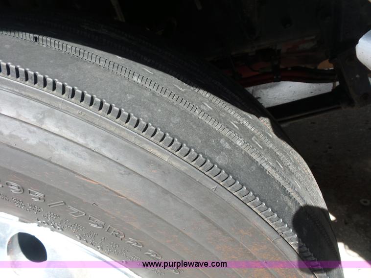 image for item L2884 2010 Peterbilt 387 semi truck