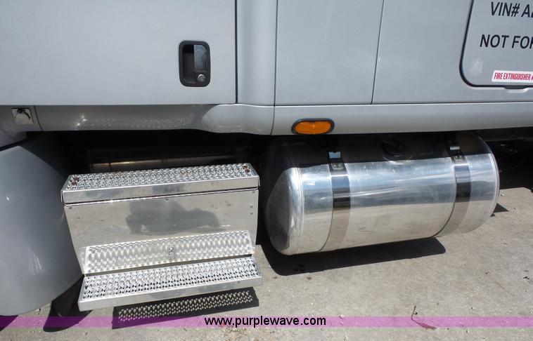 image for item L2884 2010 Peterbilt 387 semi truck