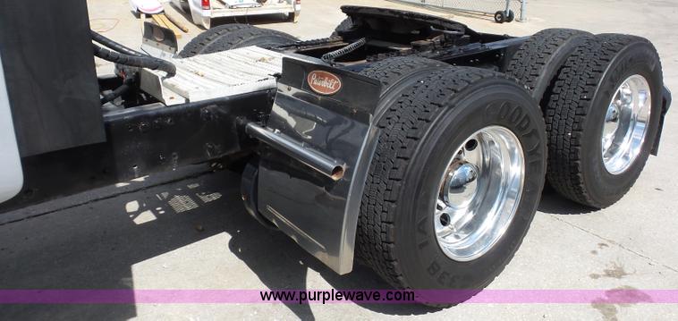 image for item L2884 2010 Peterbilt 387 semi truck