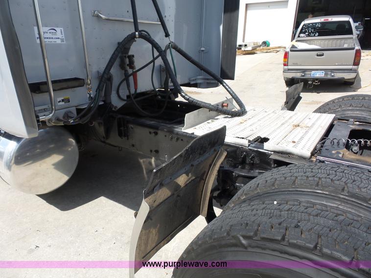 image for item L2884 2010 Peterbilt 387 semi truck