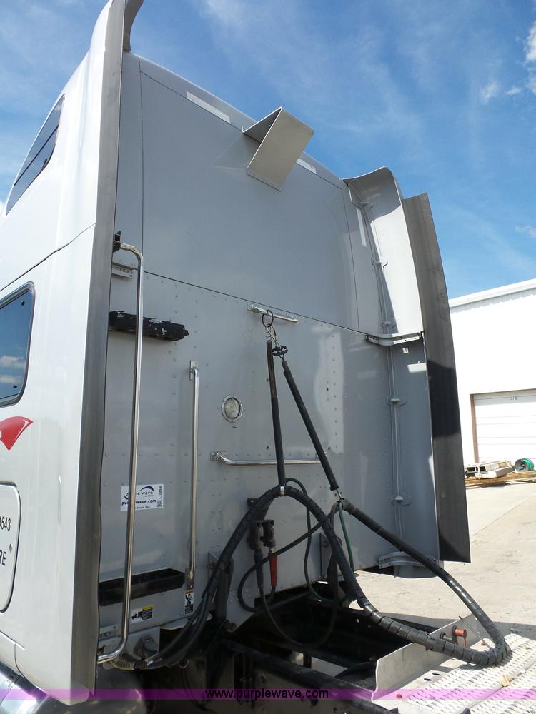 image for item L2884 2010 Peterbilt 387 semi truck