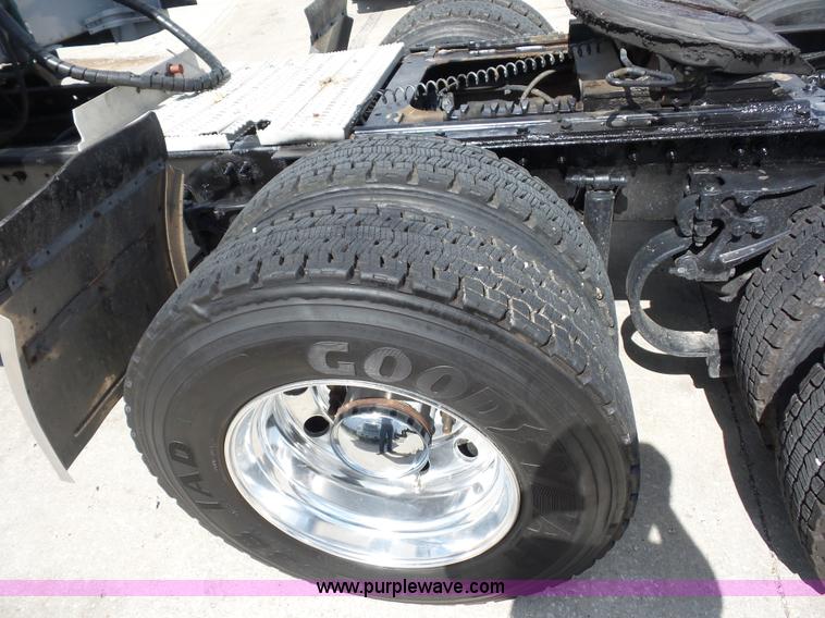 image for item L2884 2010 Peterbilt 387 semi truck