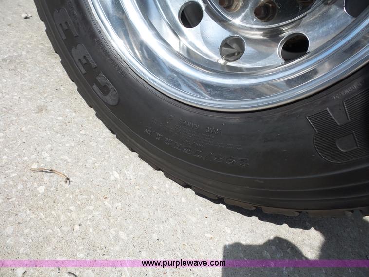 image for item L2884 2010 Peterbilt 387 semi truck