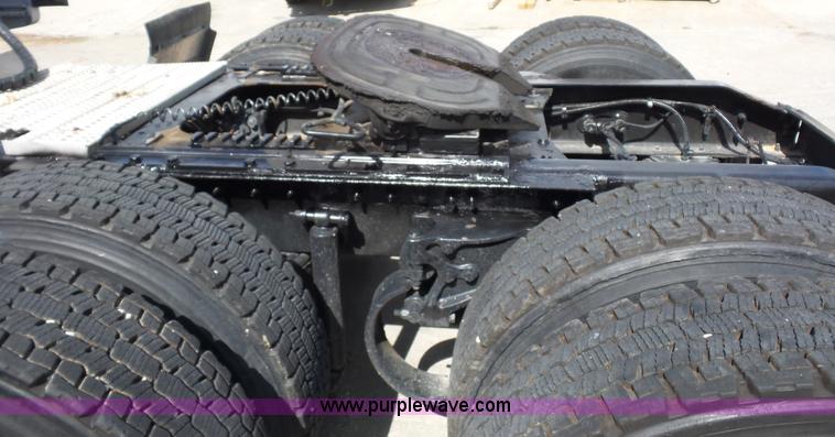 image for item L2884 2010 Peterbilt 387 semi truck