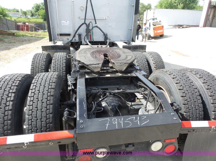 image for item L2884 2010 Peterbilt 387 semi truck