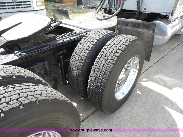 image for item L2884 2010 Peterbilt 387 semi truck