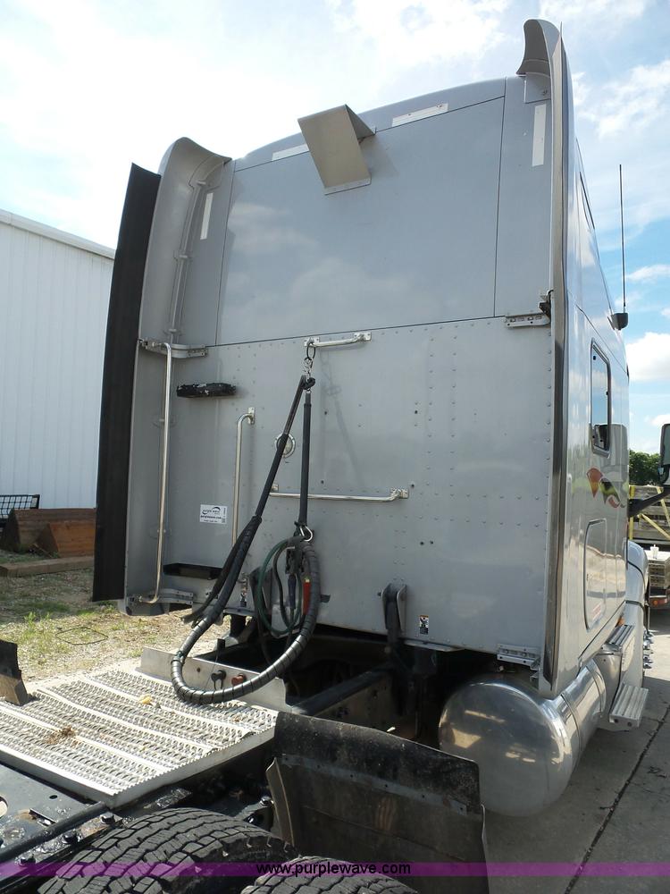 image for item L2884 2010 Peterbilt 387 semi truck