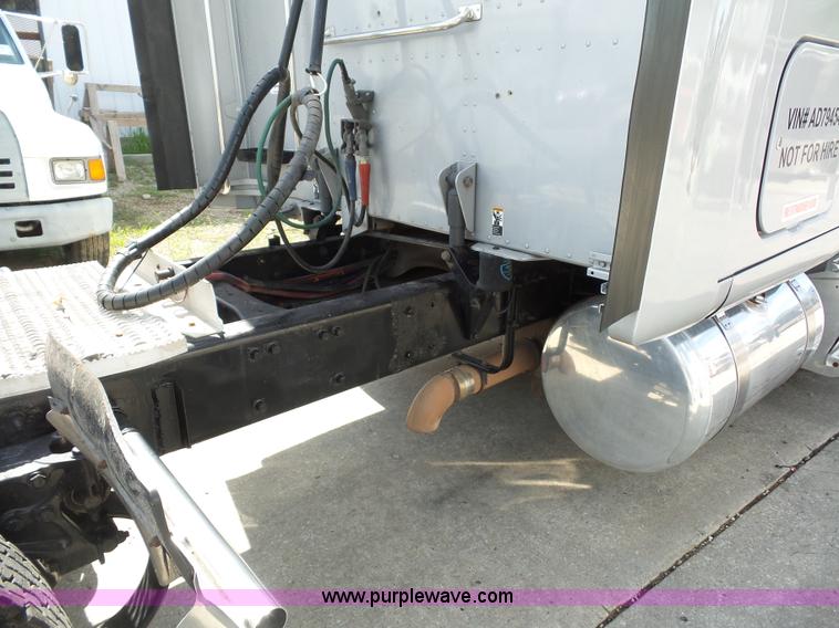 image for item L2884 2010 Peterbilt 387 semi truck