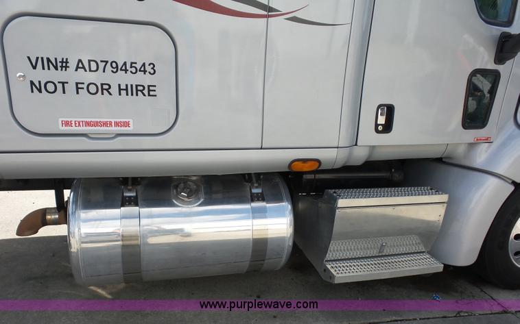 image for item L2884 2010 Peterbilt 387 semi truck