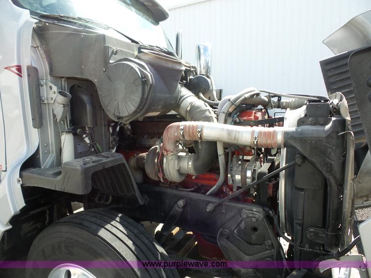 image for item L2884 2010 Peterbilt 387 semi truck