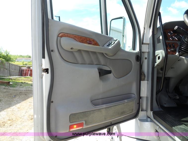 image for item L2884 2010 Peterbilt 387 semi truck