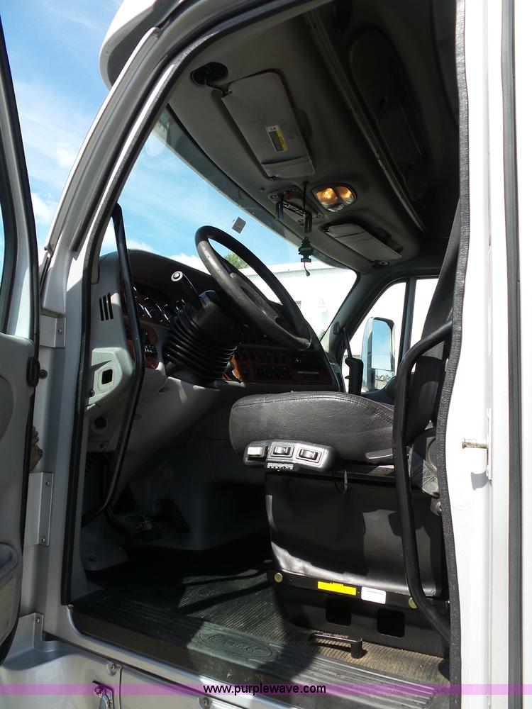 image for item L2884 2010 Peterbilt 387 semi truck