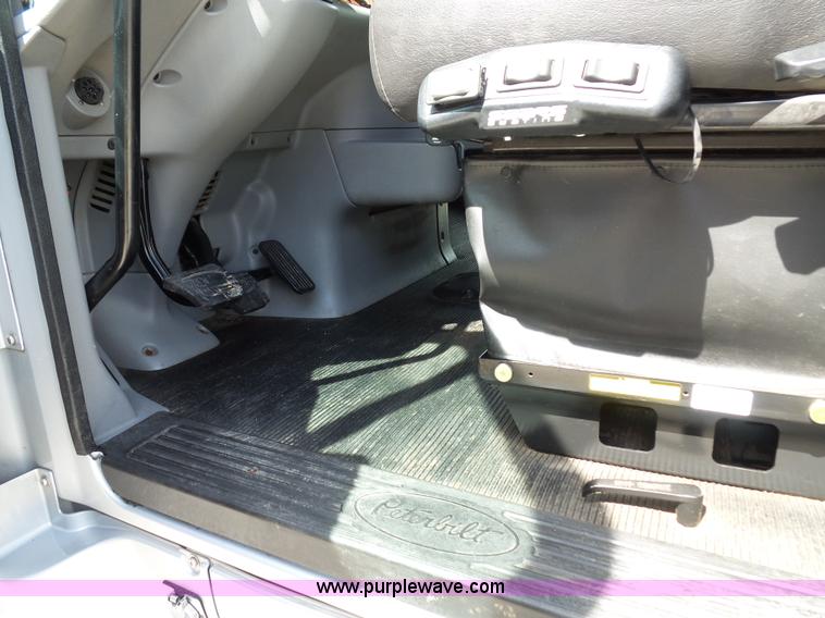 image for item L2884 2010 Peterbilt 387 semi truck