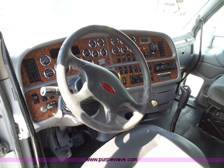 image for item L2884 2010 Peterbilt 387 semi truck