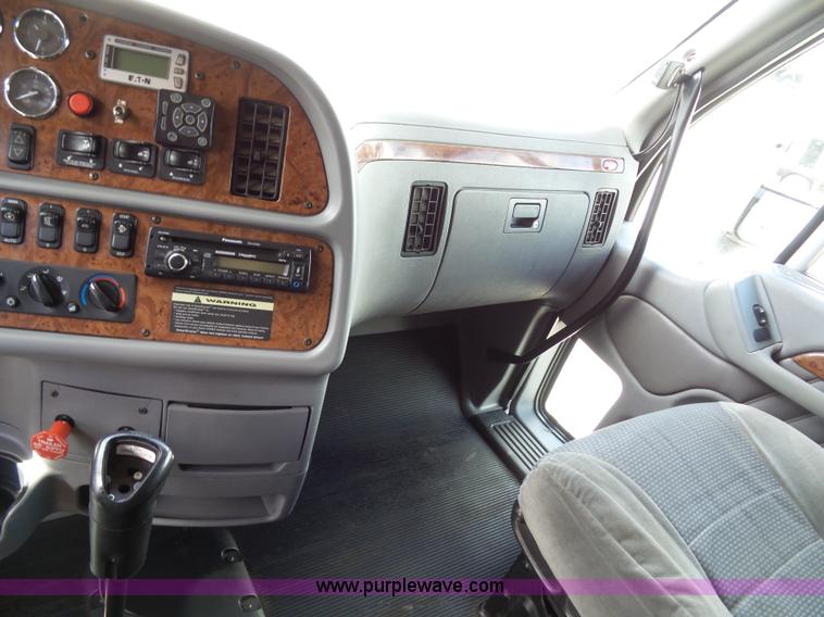 image for item L2884 2010 Peterbilt 387 semi truck