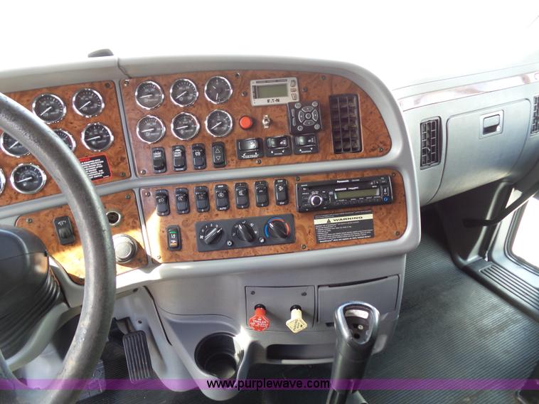 image for item L2884 2010 Peterbilt 387 semi truck