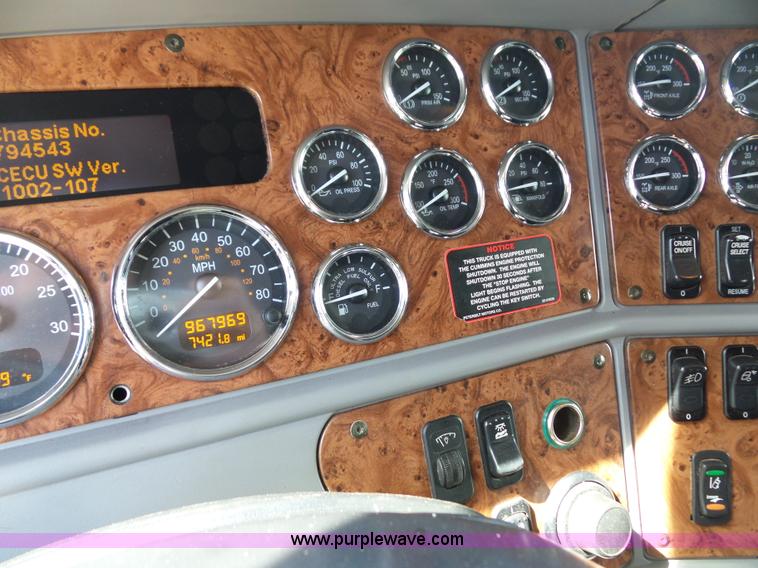 image for item L2884 2010 Peterbilt 387 semi truck