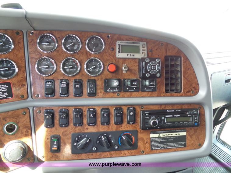 image for item L2884 2010 Peterbilt 387 semi truck