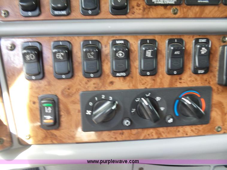 image for item L2884 2010 Peterbilt 387 semi truck