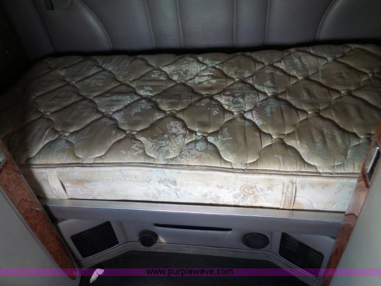 image for item L2884 2010 Peterbilt 387 semi truck