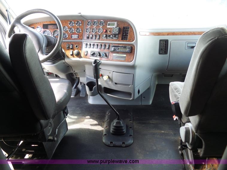 image for item L2884 2010 Peterbilt 387 semi truck