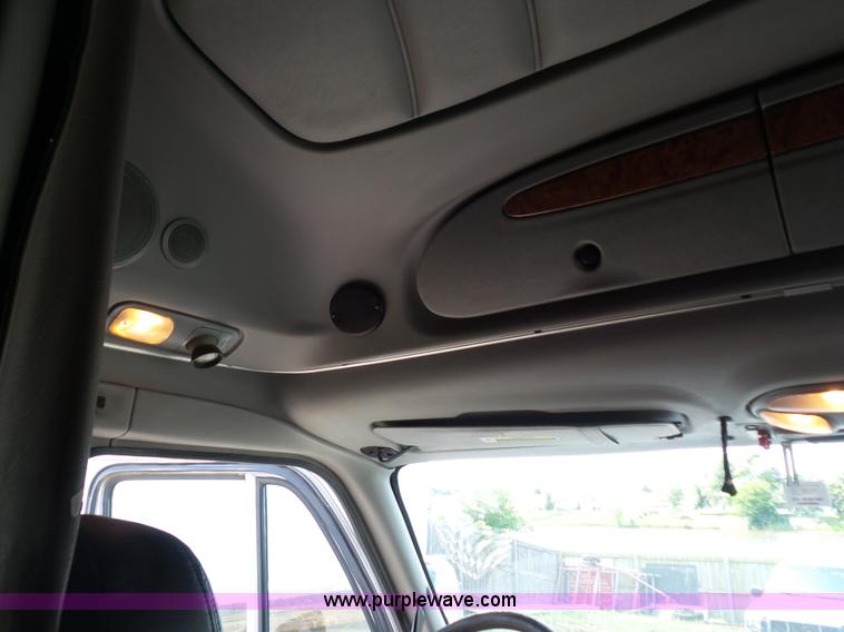 image for item L2884 2010 Peterbilt 387 semi truck