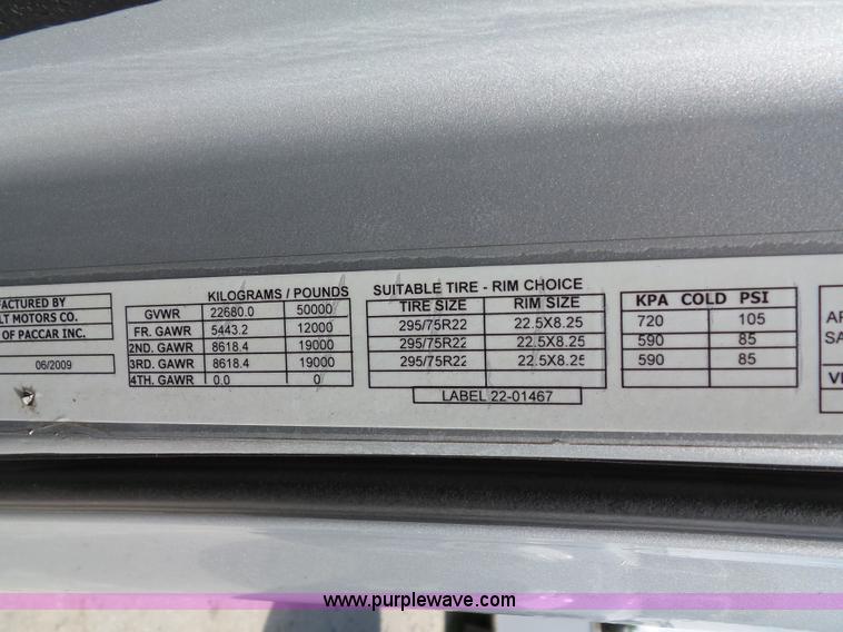 image for item L2884 2010 Peterbilt 387 semi truck