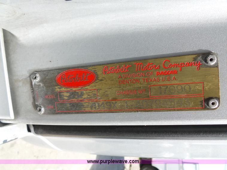 image for item L2884 2010 Peterbilt 387 semi truck