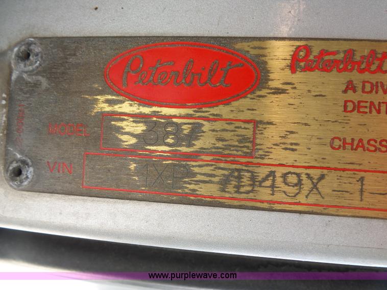 image for item L2884 2010 Peterbilt 387 semi truck