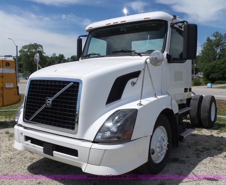 image for item L6161 2006 Volvo VNL semi truck