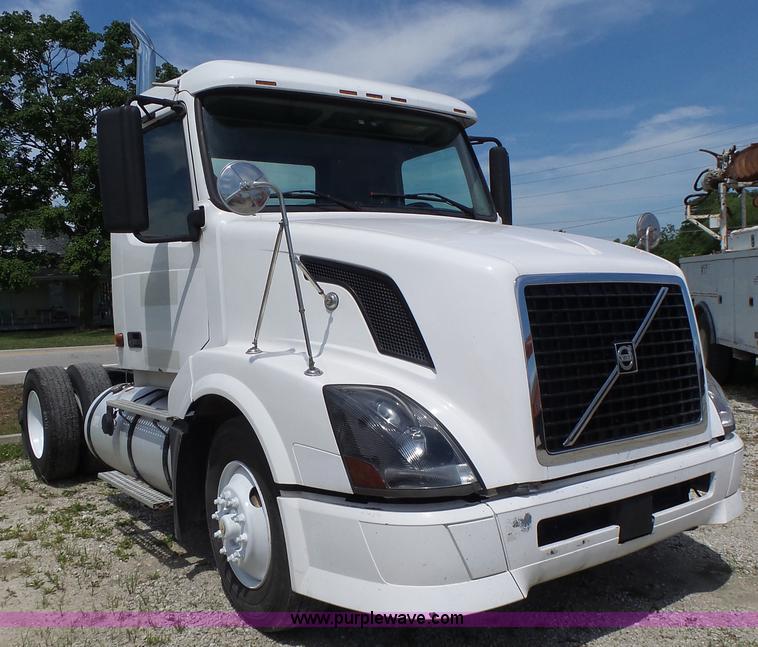 image for item L6161 2006 Volvo VNL semi truck