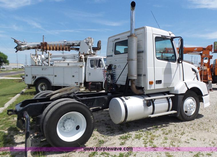 image for item L6161 2006 Volvo VNL semi truck