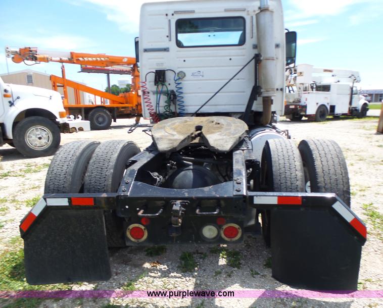 image for item L6161 2006 Volvo VNL semi truck