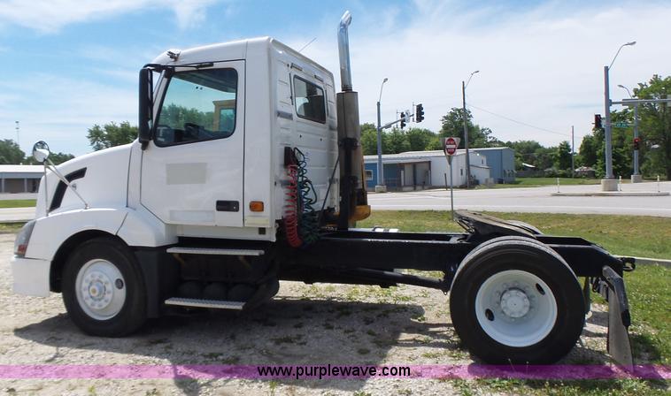 image for item L6161 2006 Volvo VNL semi truck