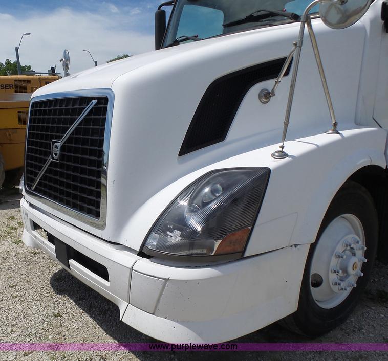 image for item L6161 2006 Volvo VNL semi truck